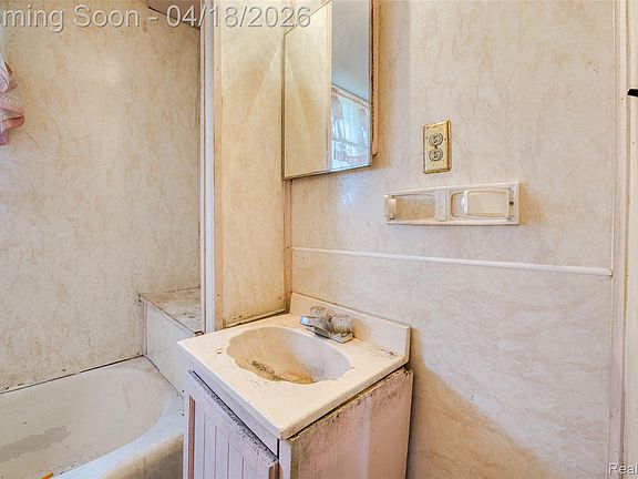 5th image of 35740 Beverly Rd