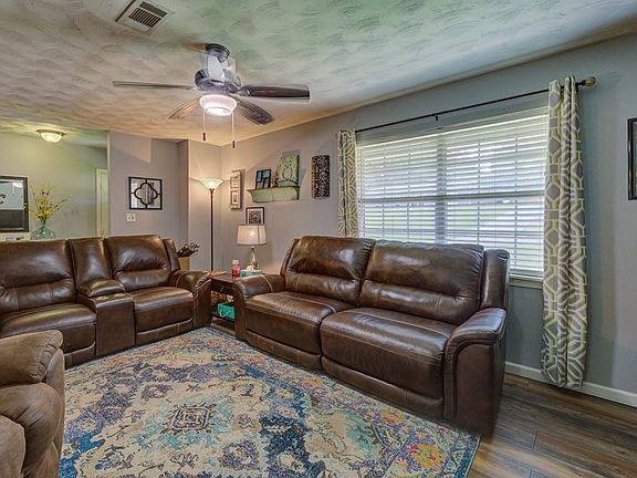 4th image of 528 Oakwood Dr