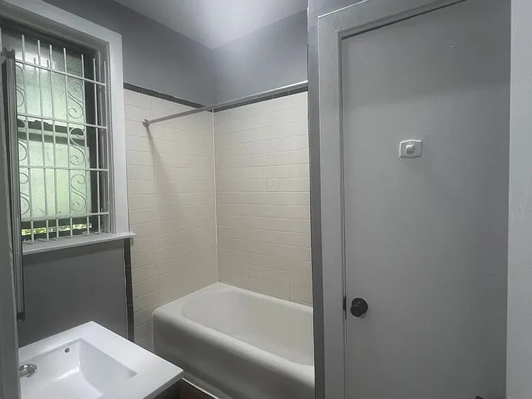 Hyde Park Apartments — Photo 16