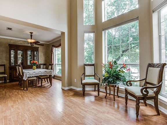 5th image of 2038 Camelot Dr
