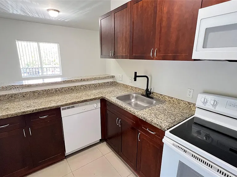 909 SW 15th Ave #1 — Photo 6