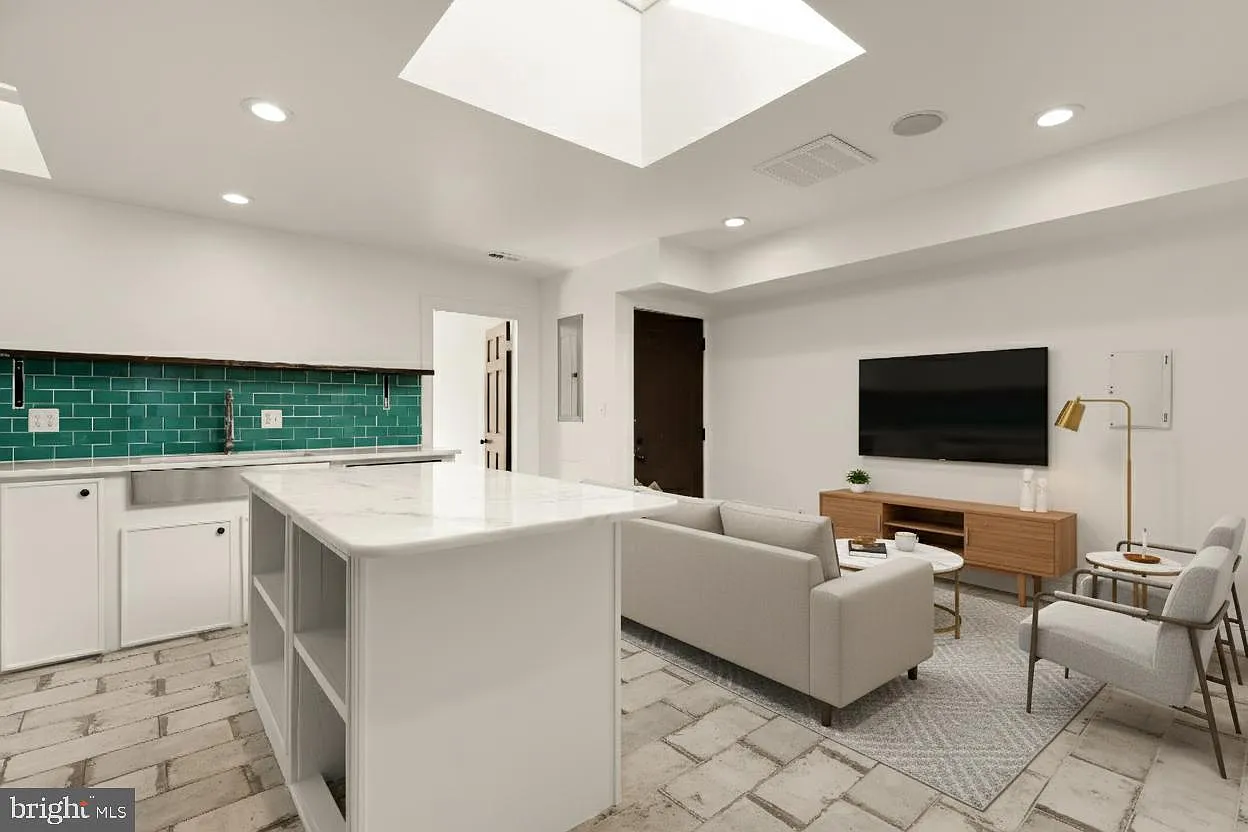 2 bed, 710 sqft, $2,175 — Photo 3