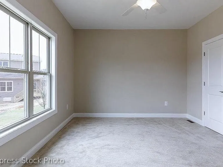 111 Cypress Cir — Photo 16
