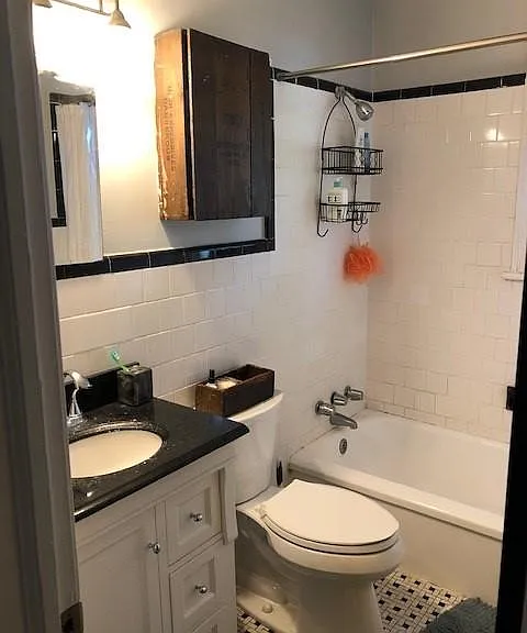 full bath off hallway