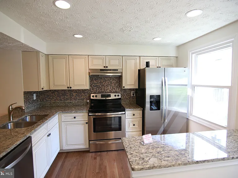 8070 Grandview Ct — Photo 5