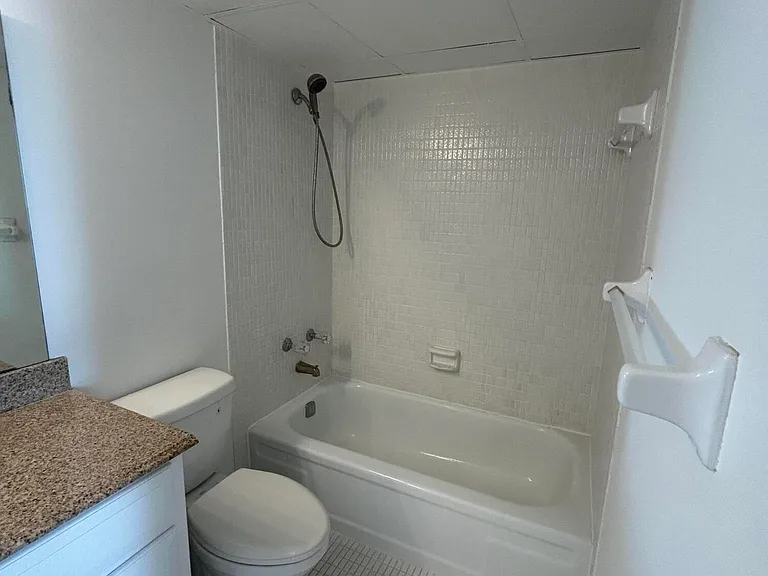 1005 Country Club Dr #303 — Photo 8