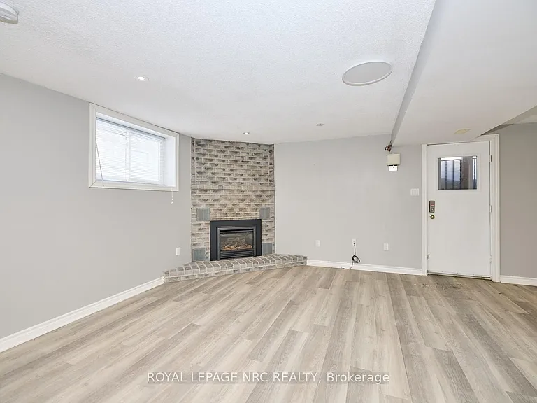 100 Larchwood Cir — Photo 4