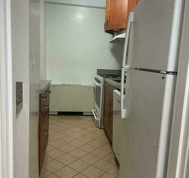 1st image of 401 E 81st St #4L