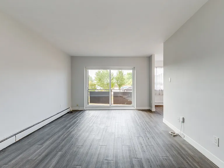 640 Guelph Line — Photo 11