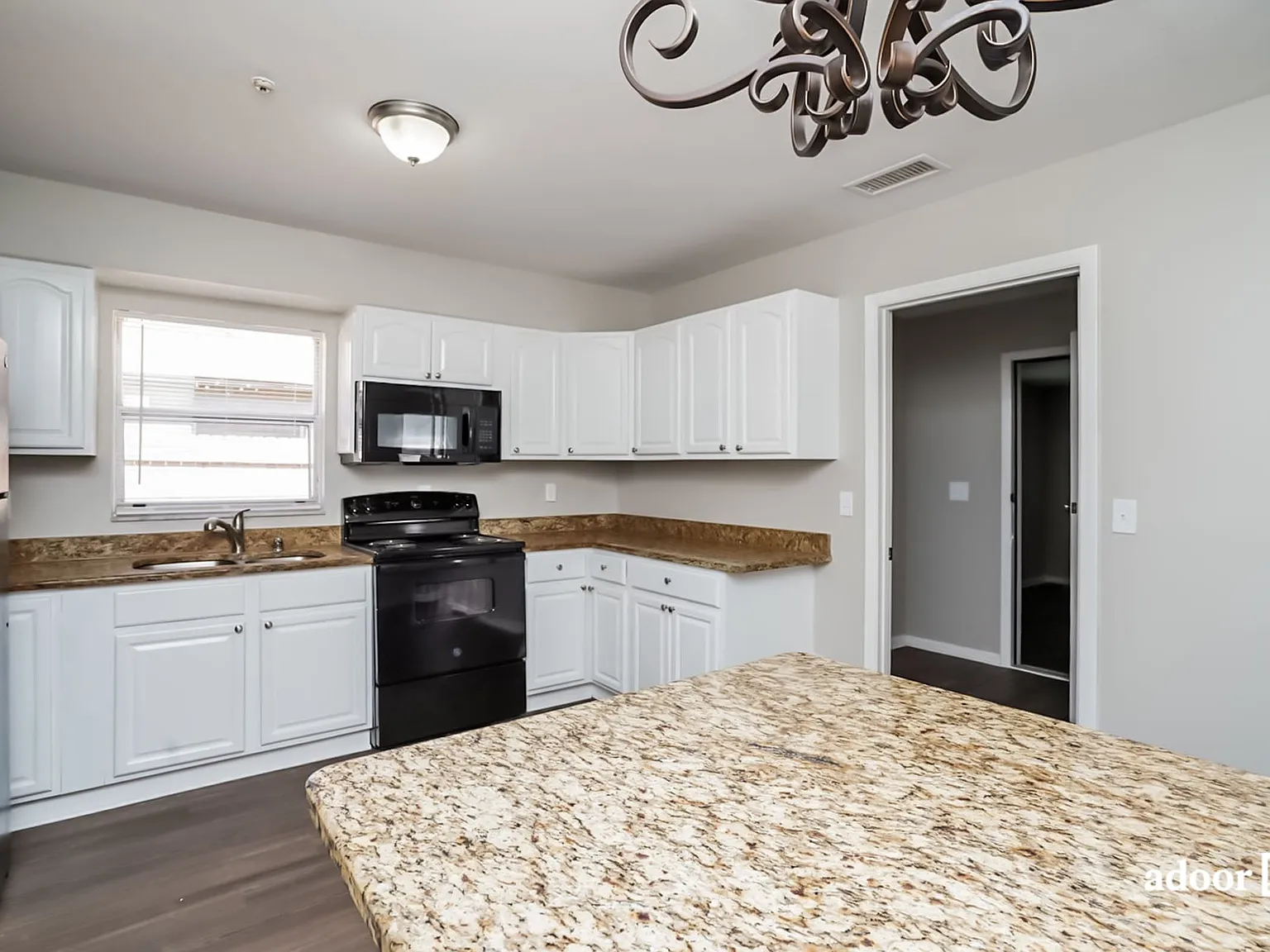 3 bed, 1.5 bath, 1080 sqft, $2,395 — Photo 3