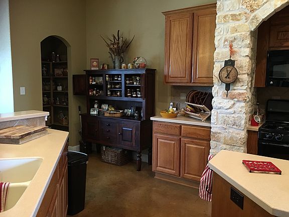 Open Pantry w/buffet area