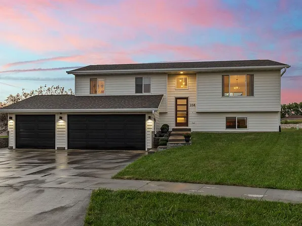 208 Cole Dr, Yankton, SD 57078