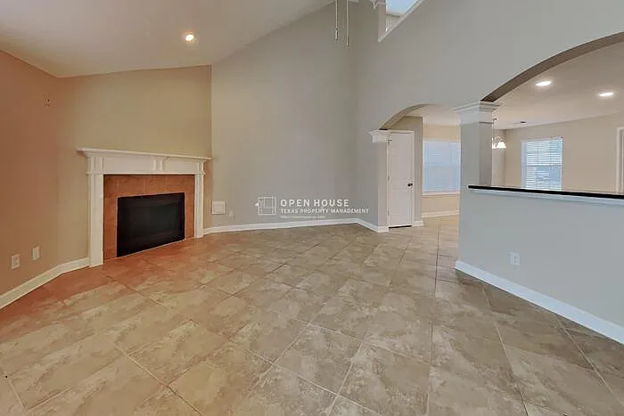 4 bed, 2.5 bath, 2620 sqft, $2,450 — Photo 3