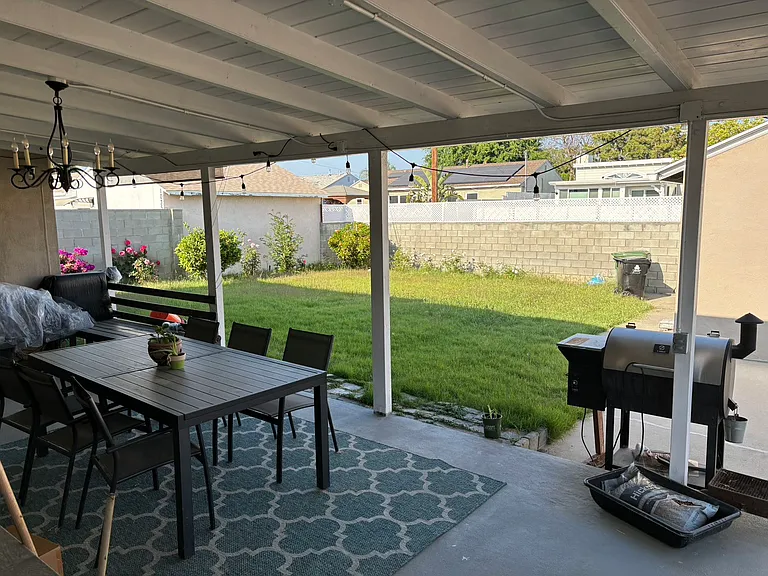 10348 Woodley Ave — Photo 11