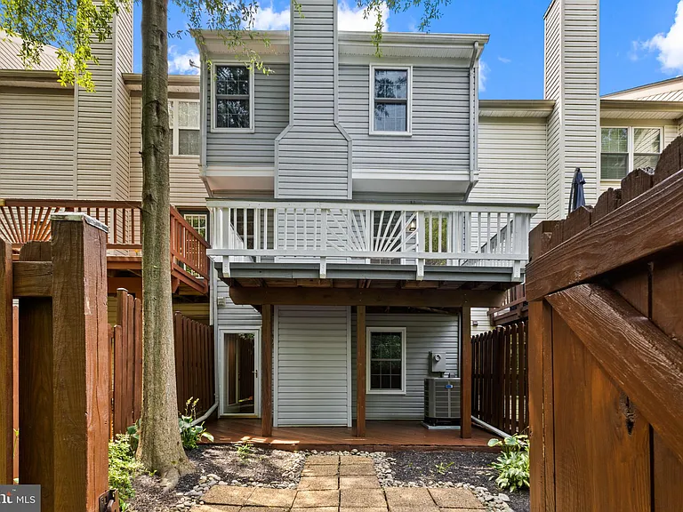 106 Hackley Ct — Photo 24