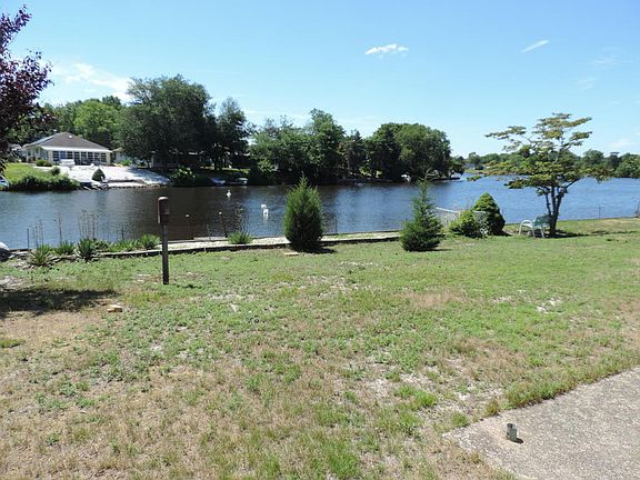 3rd image of 32 Palisades Dr