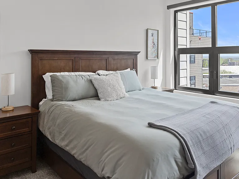 825 W 40th St #518 — Photo 8