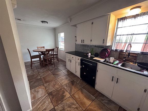 5th image of 301 Shanan St