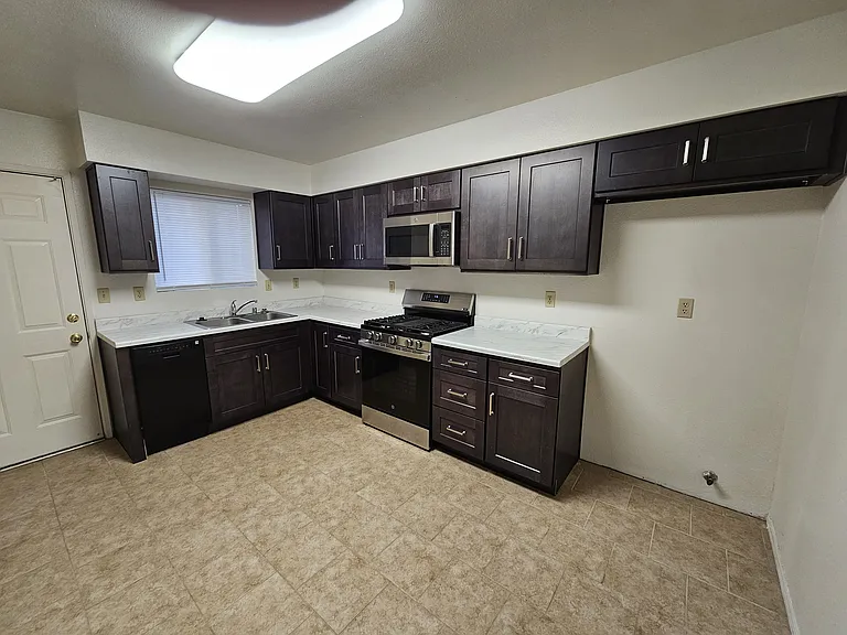 221 Lincoln Ave — Photo 3