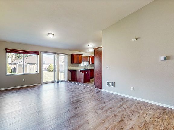 5th image of 3524 Surrey Dr NE
