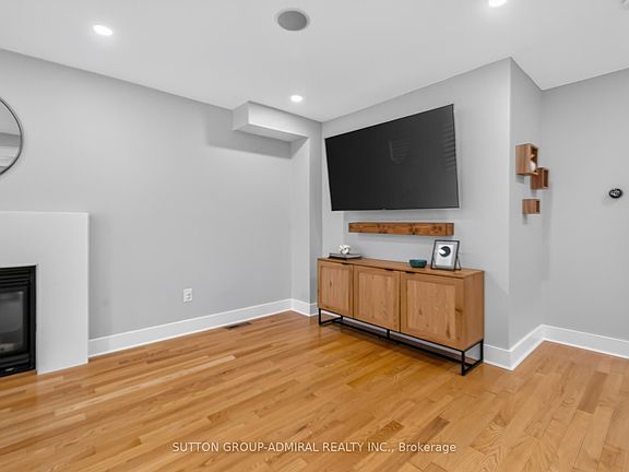 4th image of 7 Emily Carr Cres