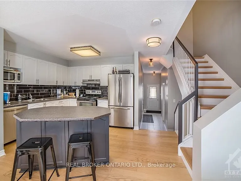 222 Meadowbreeze Dr — Photo 5