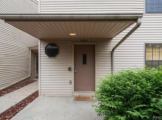 4921 Oak Hill Dr, Waterford, MI 48329