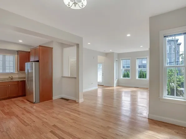 17 Moore St #A, Somerville, MA 02144