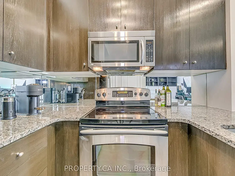 21 Scollard St #406 — Photo 6