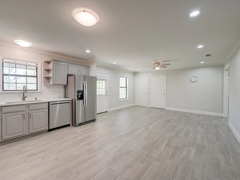 304 Oak Dr — Photo 4