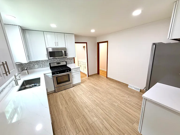 167 E Van Buren St #1 — Photo 8
