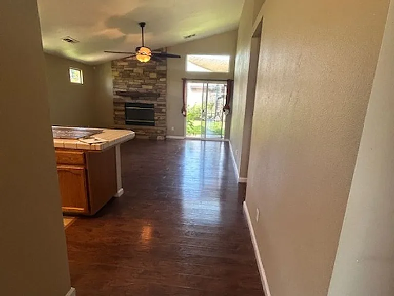 1896 N Matthew Ave — Photo 5