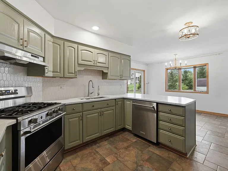 9099 Sheffield Ave — Photo 23