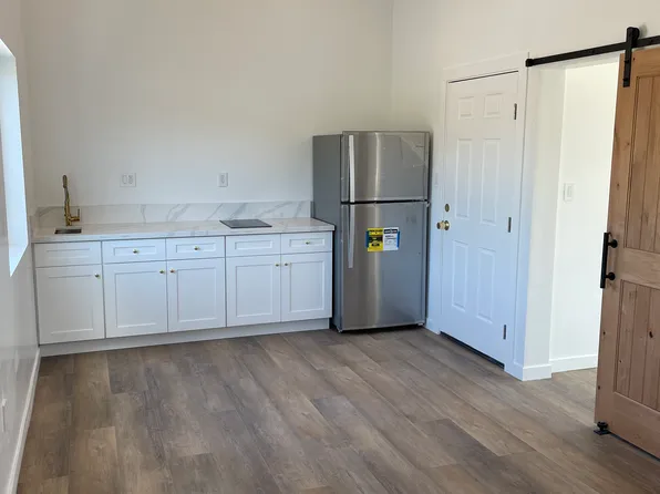 24308 Victory Blvd, Woodland Hills, CA 91367