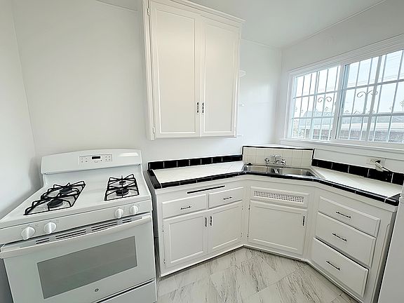 4th image of 215 N Kenmore Ave APT A