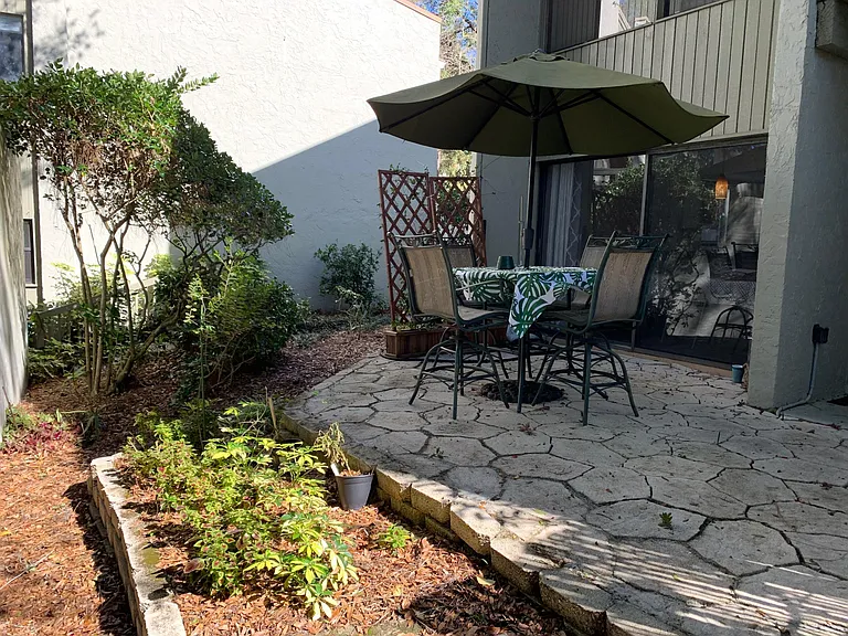PRIVATE BACK DECK