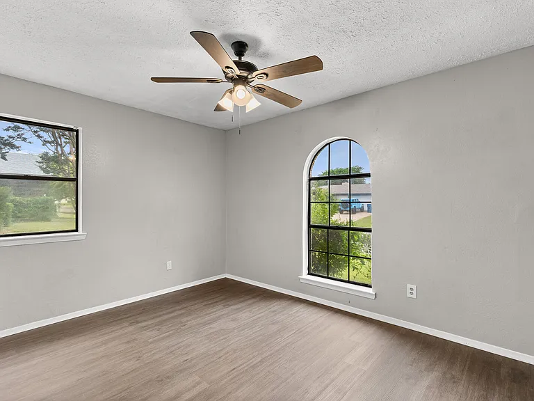 228 Laredo Dr — Photo 10