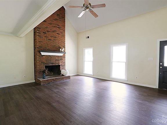 3rd image of 935 Brightmoor Dr