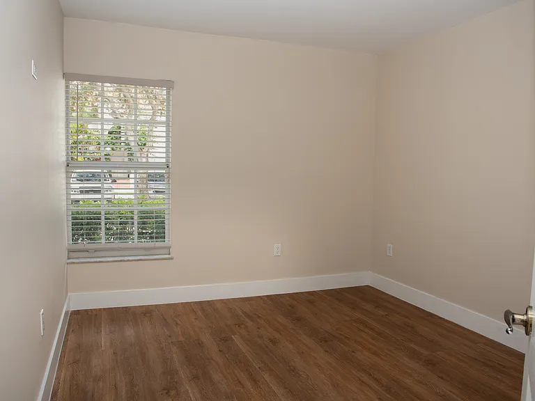 11252 NW 58th Ter — Photo 11