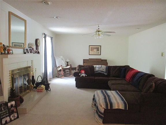 3rd image of 10 Carolina Dr