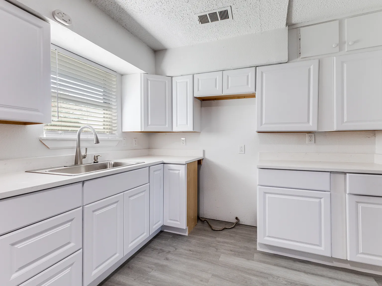 4 bed, 1312 sqft, $2,150 — Photo 2