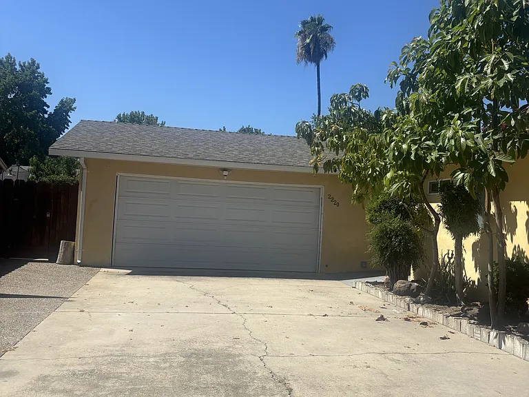 2220 Jeanine Dr — Photo 2