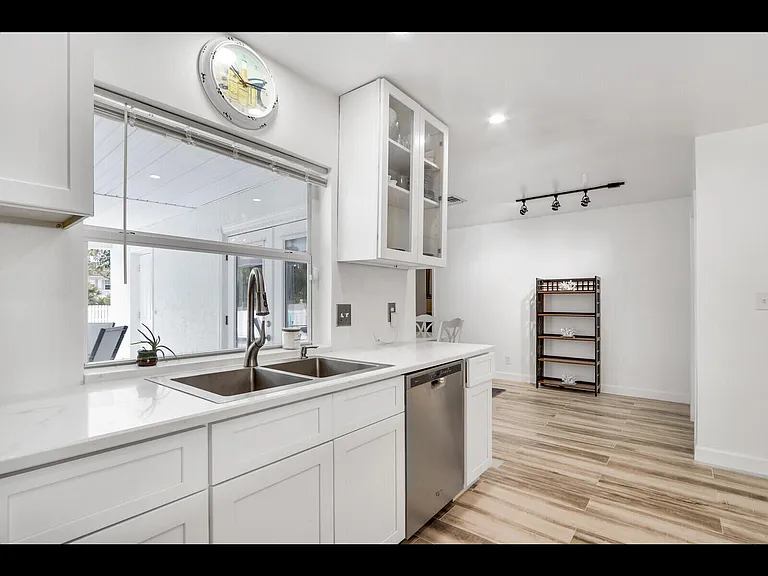 609 Oak Ter — Photo 12