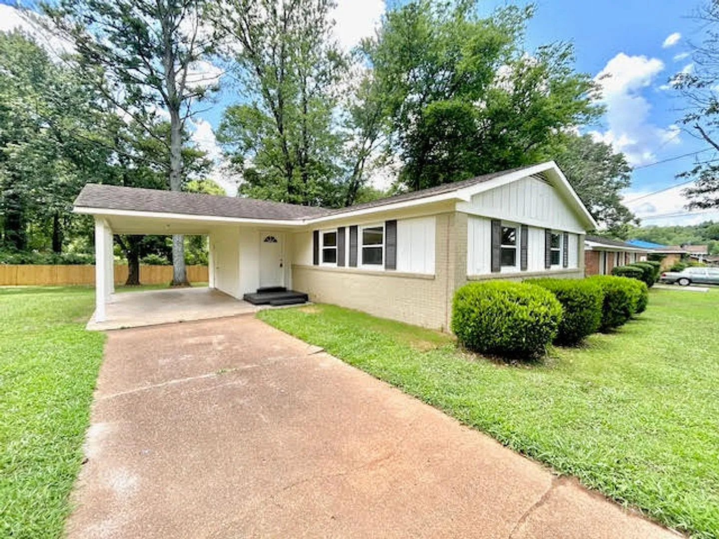 Charming 3 Bed/ 2 Bath Home- Move in Ready! — Photo 2