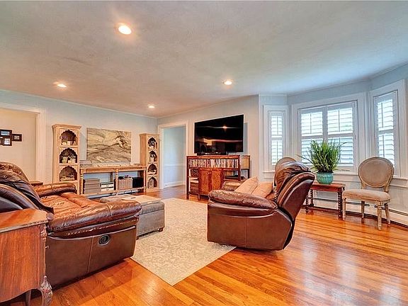5th image of 9532 Densmore Pl