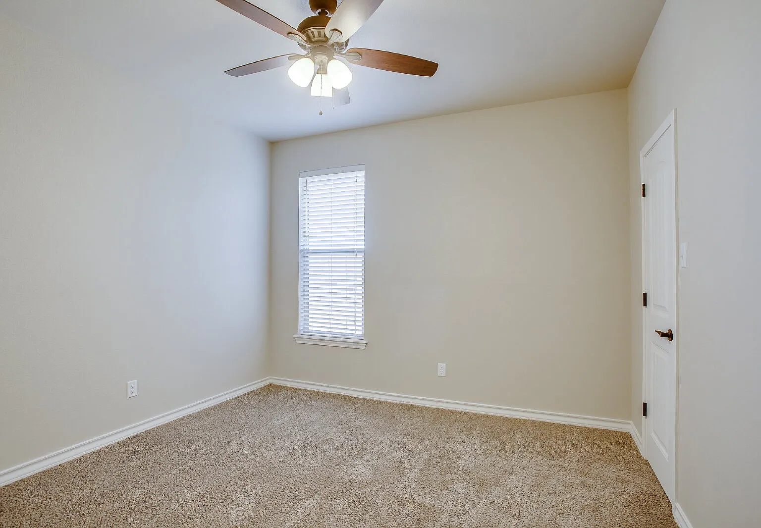 3 bed, 2.0 bath, 1475 sqft, $1,495 — Photo 2