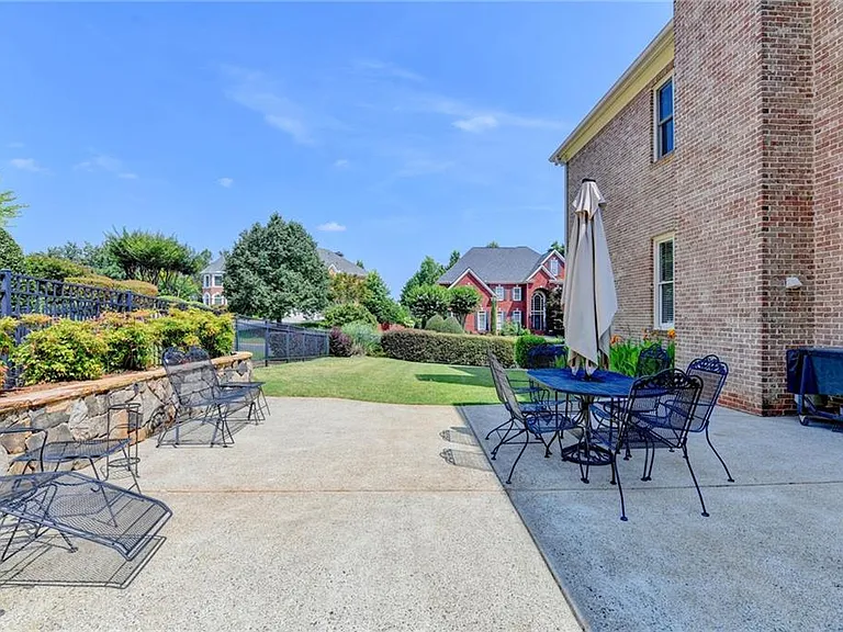 8910 Pinehurst Cv — Photo 103