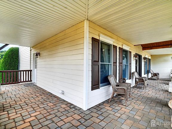 4th image of 439 Schoolhouse Rd