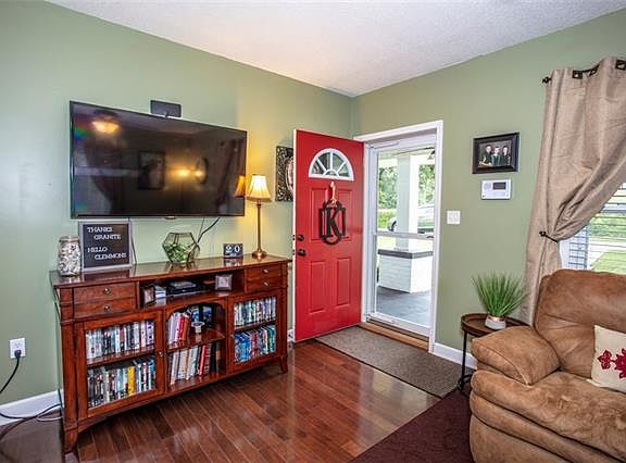 5th image of 18 Hillside Ave