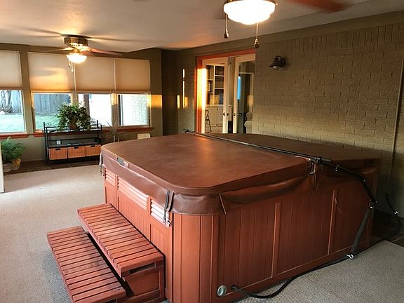 Sunroom w/ Hot tub